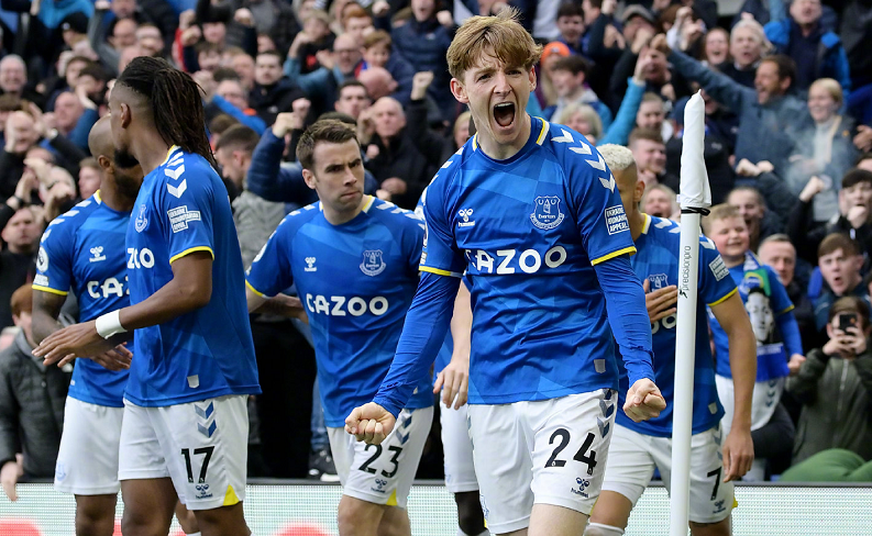 看台炸了，替补席却沉默（看台沸腾，替补席却无声）