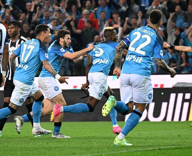 伯尔尼主帅谈骚乱：维拉球员在看台下庆祝，球迷认为被挑衅了（伯尔尼主帅谈骚乱：维拉球员看台前庆祝被球迷视作挑衅）