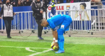 埃迪·豪：双方都没多少机会，胜负最终由一粒诡异进球决定（埃迪·豪：两队机会寥寥，离奇一球定胜负）