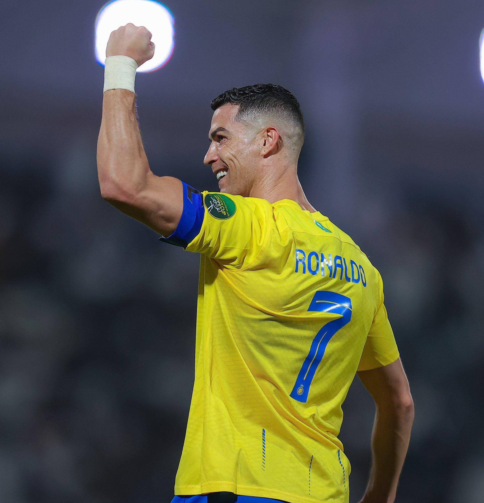 记者：皇马今天训练维尼修斯与姆巴佩长时间与教练组进行沟通（据记者报道，皇马今日训练中，维尼修斯和姆巴佩与教练组长时间交流）