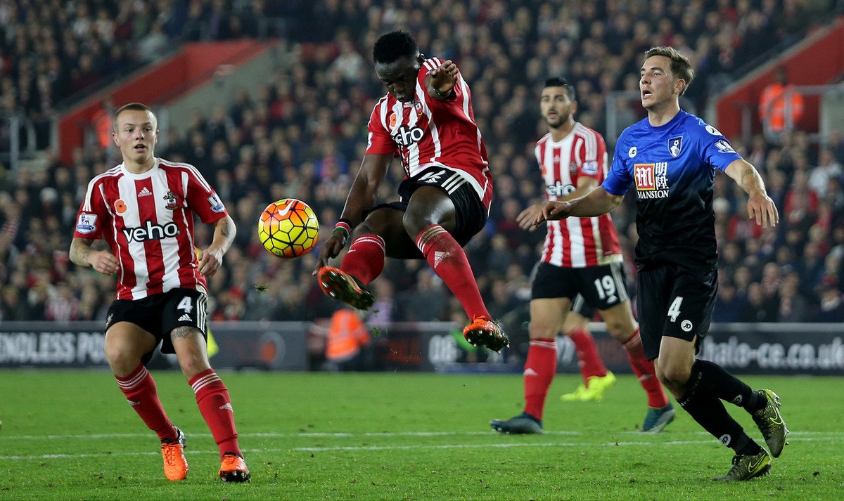 WAZ评沙尔克球员表现：两边翼卫灾难发挥，卡里乌斯超神（WAZ球员评分：沙尔克两翼卫失常，卡里乌斯神勇救主）