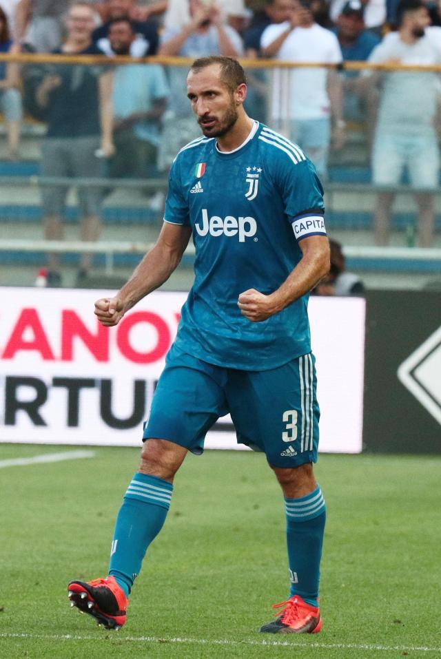 谭龙效力亚泰8年陪球队降级又冲超，如今再次跟随球队降级（谭龙在亚泰八年，历经降级与冲超，如今再度随队降级）