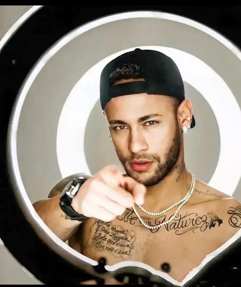 最想和哪个现役球员踢球？马克莱莱：姆巴佩和维尼修斯（马克莱莱点名最想合作的现役球员：姆巴佩与维尼修斯）