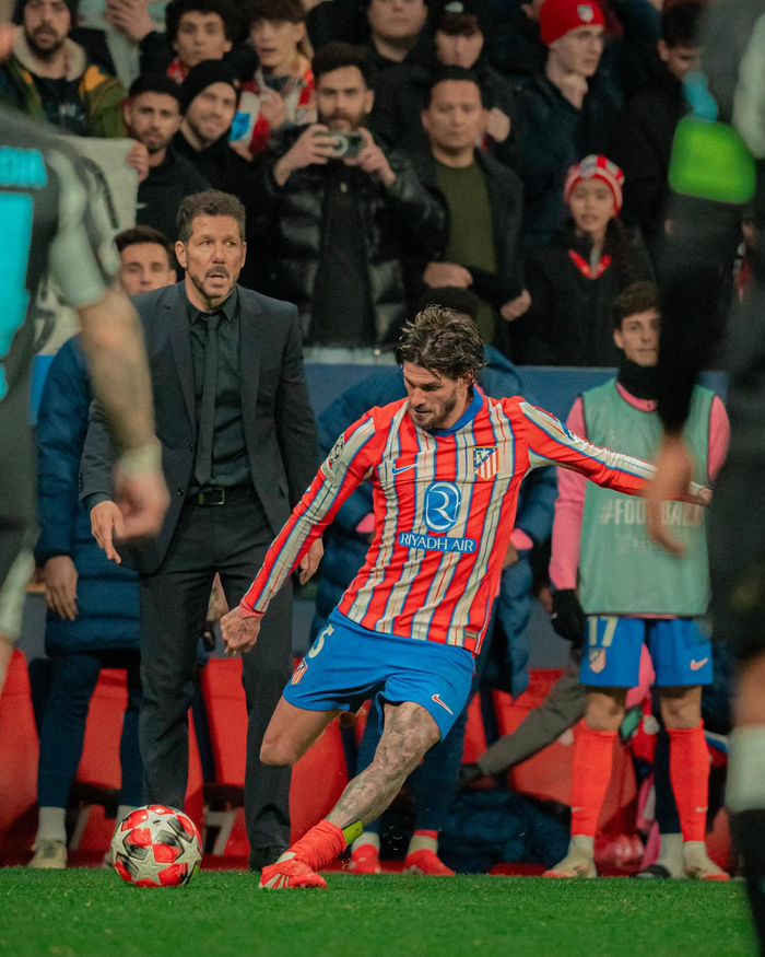 梅西的冠军总数比同期世界上任何俱乐部的冠军总数都要更多！