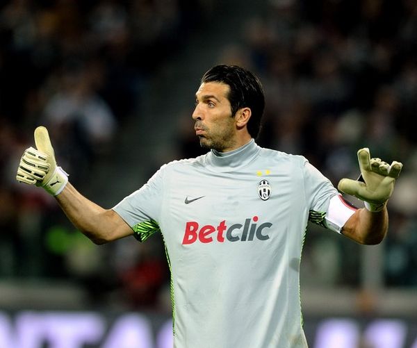 巴萨后防失误不断（巴萨防线频频出错）