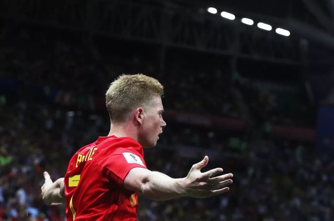 球迷：这球踢得跟动画一样（球迷直呼：这球像动画片一样）